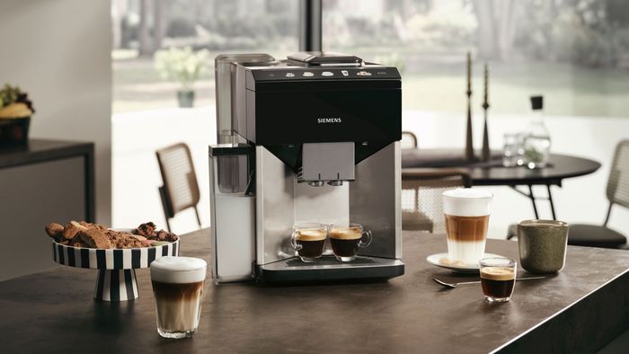 Kaffeegläser stehen neben einem Siemens Kaffeevollautomaten