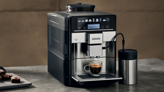 Siemens Kaffeevollautomat steht auf einer Arbeitsplatte