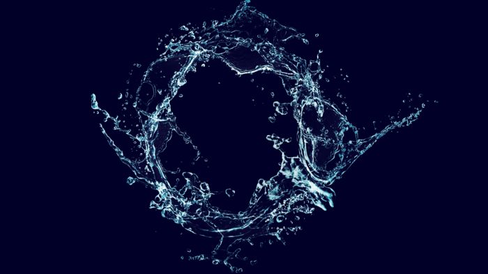 Wasser in kreisförmiger Bewegung auf dunkelblauem Grund.