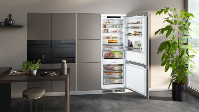 Open Siemens XL of XXL Inbouw koel-vriescombinatie in een lichte keuken.