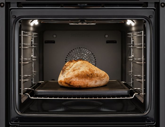 Forma di pane in forno a scongelare