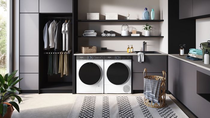 Siemens unterbaufähige Wachmaschine und Wäschetrockner unter einer Arbeitsplatte in einer Waschküche.