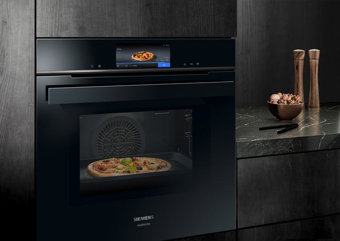 Forno iQ700 della gamma studioLine di Siemens con una pizza in cottura