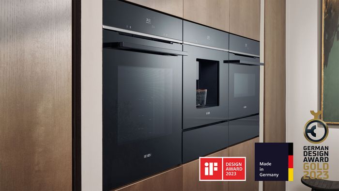 Siemens Made in Germany Einbau-Hausgeräte mit ausgezeichnetem Design integriert in eine moderne Küchenzeile aus Holz. Gewonnen wurde der iF Design Award 2023 und der German Design Award Gold 2023.