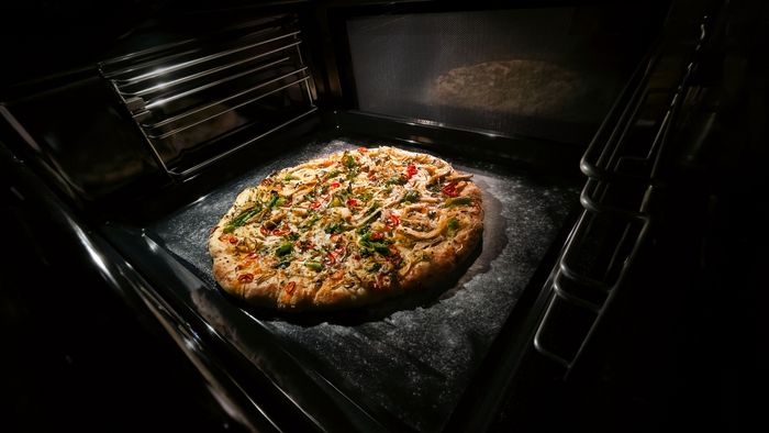 Eine leckere Pizza wird in einem Siemens Backofen gebacken 