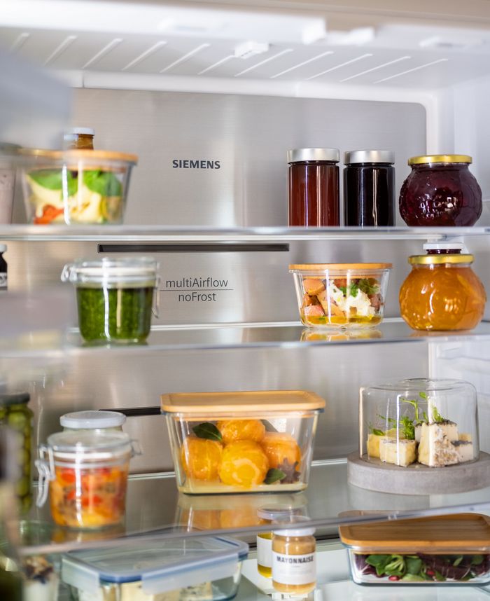 Contenitori con cibo in frigorifero
