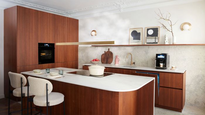 Las cocinas con isla grandes permiten desplazamientos cómodos entre las distintas zonas de trabajo.