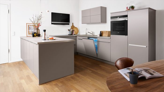 El diseño limpio y elegante de los electrodomésticos Siemens se integra perfectamente con la estética del salón.