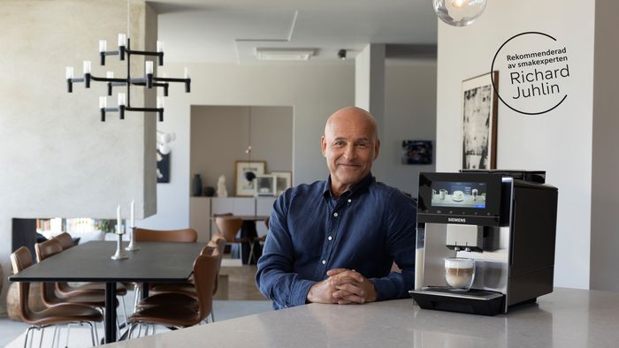 Richard Juhlin sitter bredvid Siemens bästa espressomaskin EQ900. Två smakmästare i världsklass.