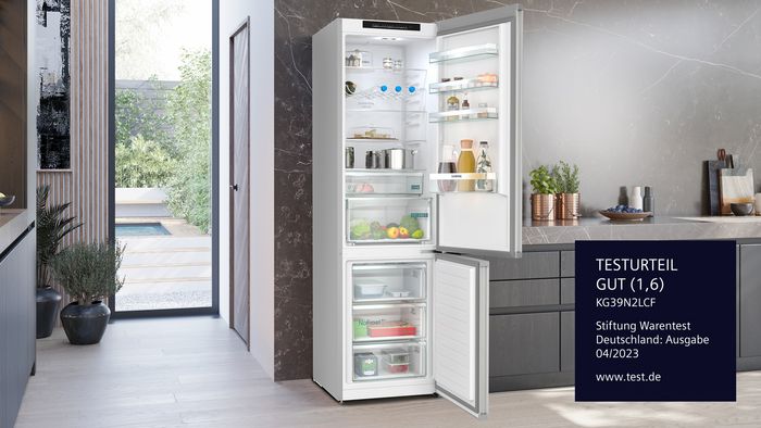 Offener K&uuml;hlschrank in einer hellen K&uuml;che.