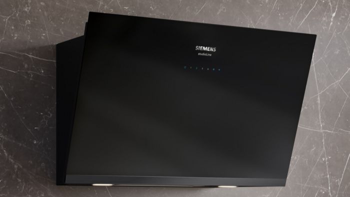 Siemens diagonale wandschouwkap aan een grijze keukenwand