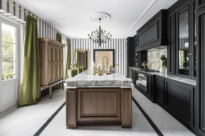 Cucina in stile shabby chic con grande isola centrale in marmo e mobili scuri su misura