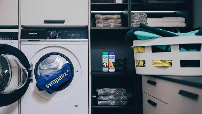 Moderne Küche mit Marmorinsel und Hinweis auf 30 € Willkommensrabatt. 