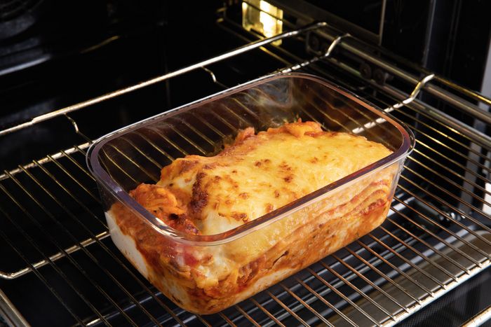 Lasagna in teglia all’interno del forno