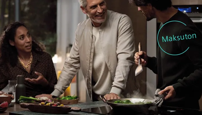 Joukko ihmisi&auml; keskustelee keitti&ouml;ss&auml; ja valmistaa ruokaa. Vieress&auml; teksti: Maksuton.