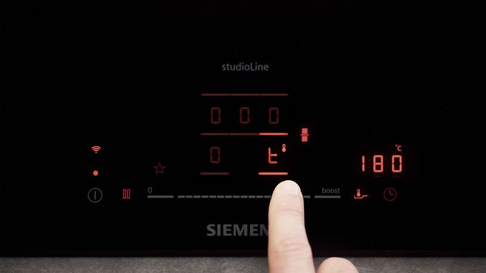 Siemens Induktionskochfeld-Steuerung mit Touch-Bedienfeld und Temperaturanzeige.