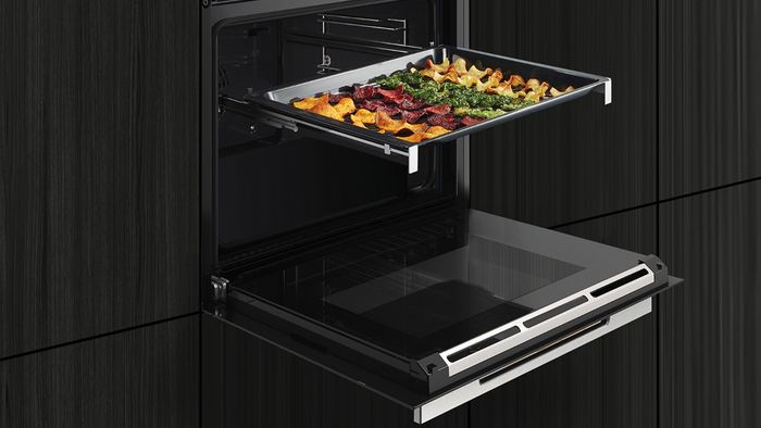 Bandeja multiperforada con alimentos cocinados con la función airFry