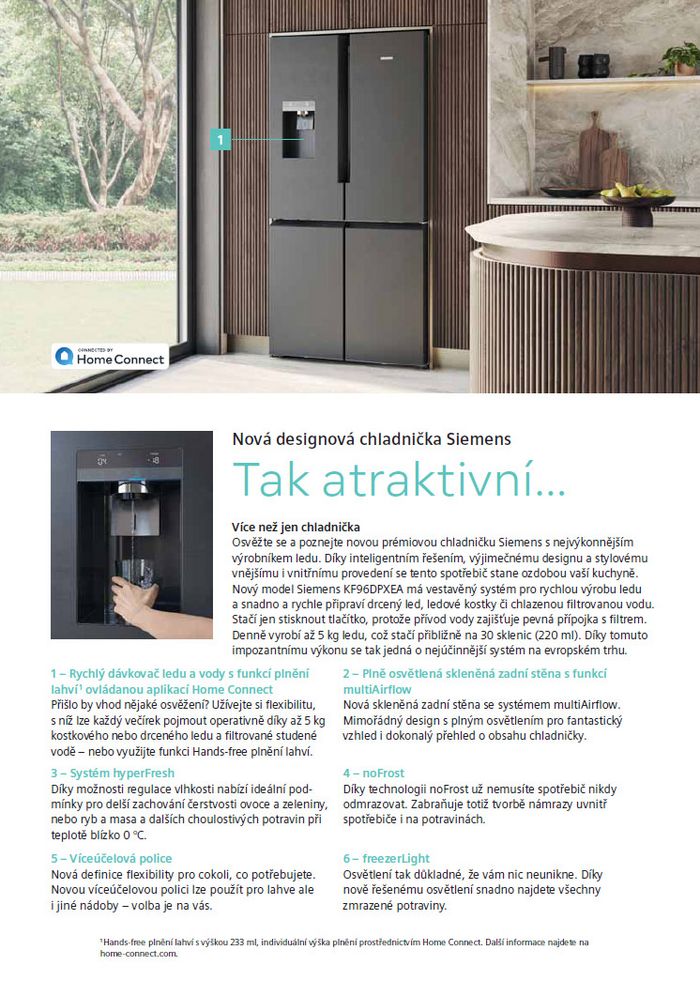 Elegantní lednice Siemens s dávkovačem ledu a vody, zasazená do moderní kuchyně se stylovými dřevěnými akcenty. 