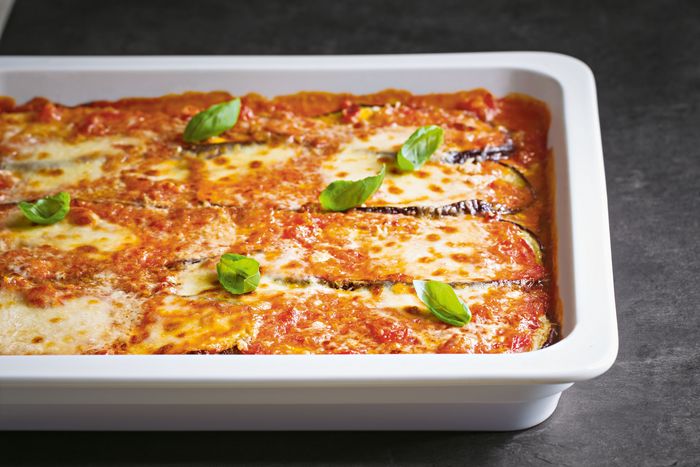 Primo piano di una teglia con delle melanzane alla parmigiana