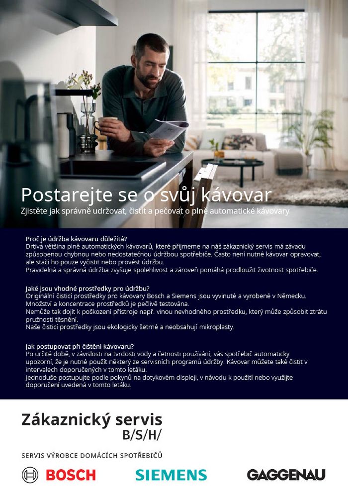 Muž prohlíží pokyny k údržbě automatických kávovarů, obklopený moderní kuchyní s přirozeným světlem a rostlinami. 