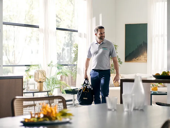 Serwisant Siemens w eleganckiejc kuchni z roślinami i nowoczesnym wnętrzem w tle