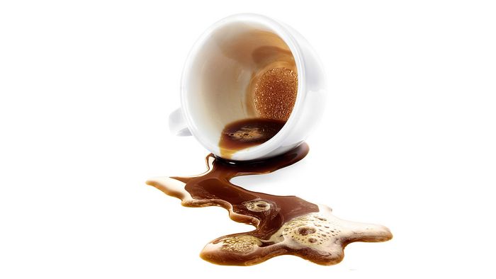 Eine umgefallene Tasse Kaffee