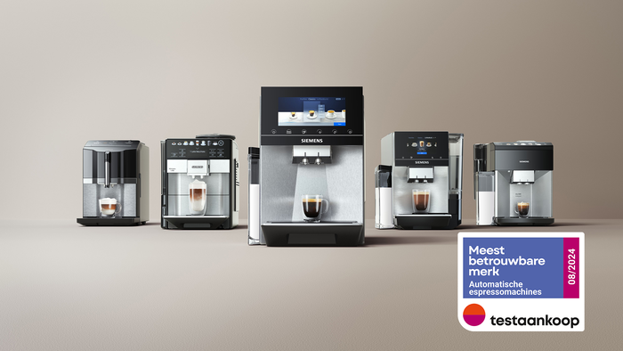 Rij van verschillende automatische koffiemachines, waaronder Siemens en Testgankoop merken, presentatie van hun functies en mogelijkheden.