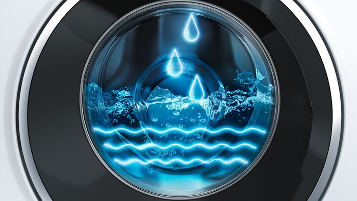 Drei neonblaue Wassertropfen-Symbole stehen über drei neonblauen Linien, die Wellen darstellen. Im Hintergrund befindet sich die halb mit Wasser gefüllte Trommel einer Waschmaschine.