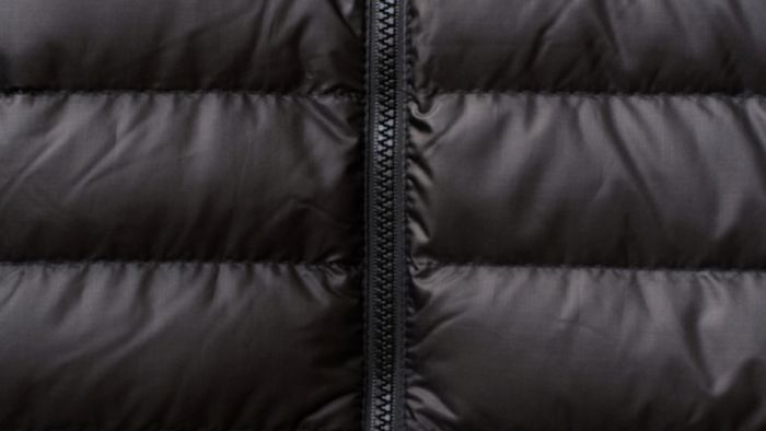 Nahaufnahme einer geschlossenen, links gedrehten Winterjacke