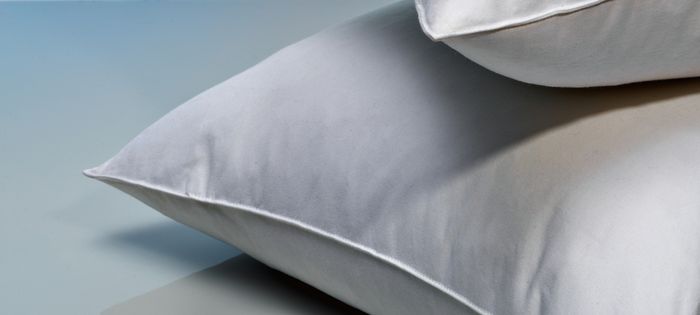 Zwei übereinander liegende, weiche, saubere und frisch aussehende Kissen