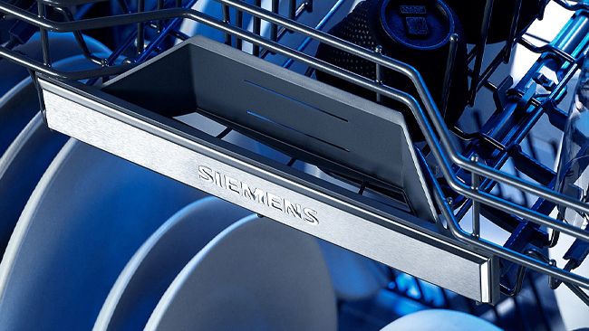 Vaschetta per la pastiglia posizionata all’estremità del cestello superiore della lavastoviglie Siemens