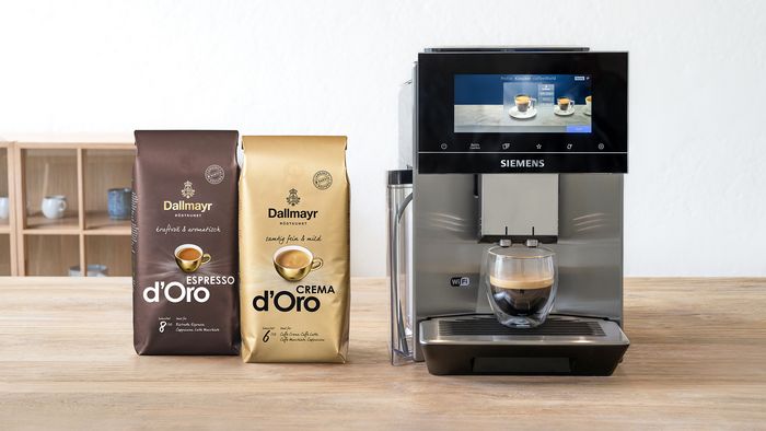 Siemens-Kaffeemaschine mit Dallmayr-Kaffee, daneben ein frisch gebrühter Kaffee im Glas. 