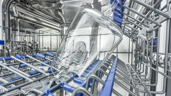 
       N&aelig;rbillede af et pletfrit rent vinglas inde i en Siemens opvaskemaskine.
      