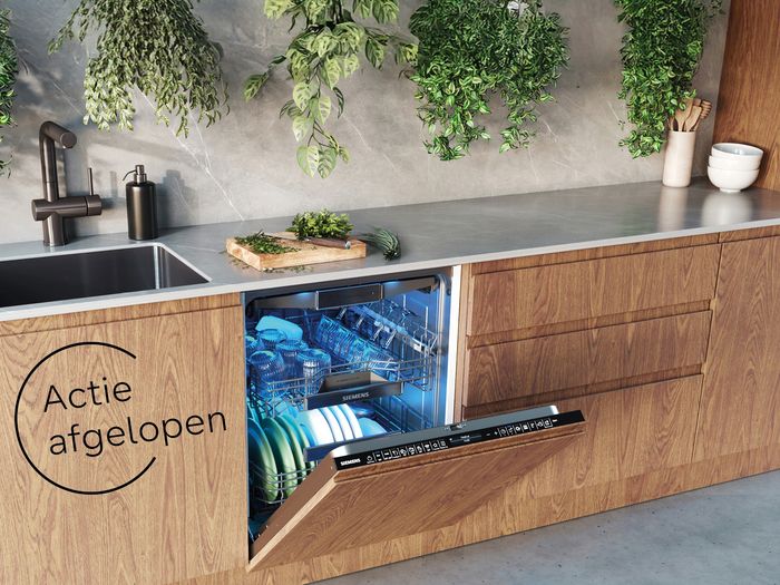 Inbouw Siemens vaatwasser open in houten keuken met cashbackaanbieding van &euro;75,-          