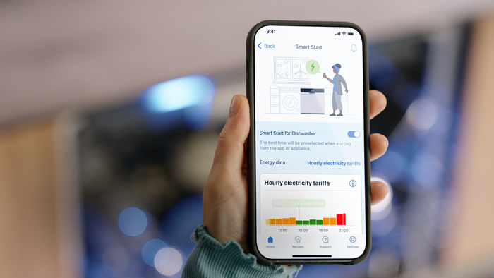 Siemens Smart Start Funktion für Geschirrspüler auf Smartphone-App, zeigt energieoptimierten Startzeitpunkt basierend auf Stromtarifen.