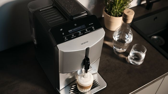 Komfortabler als mit dem Siemens EQ300 kannst du nicht in den Tag starten – genieße einen cremigen Cappuccino, genau so, wie du ihn liebst. Alle Kaffeespezialitäten sind auf einen Blick sichtbar und lassen sich ganz einfach per Tastendruck auswählen. Dank der innovativen oneTouch-Funktion bereitet dir der EQ300 Kaffeevollautomat jedes Getränk auf Knopfdruck zu – schnell, intuitiv und vollautomatisch. Das bewährte iAroma System mit langlebigem Keramikmahlwerk sorgt dabei für herausragendes Aroma bei jedem Brühvorgang.