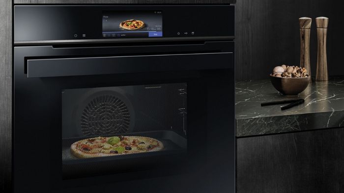 תנור בילד אין של בוש עם פיצה בהכנה בתוכה