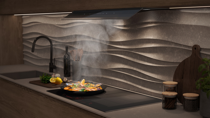 Integrierte Siemens Designhaube über einem modernen Induktionskochfeld in eleganter Küche mit Dampfabsaugung beim Kochen.