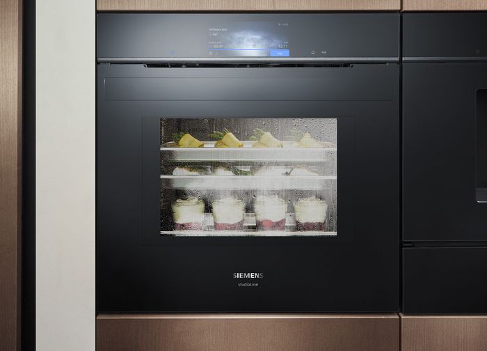 Ångugn med tre olika rätter på tre olika nivåer.