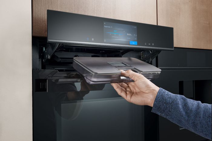 Person som öppnar ångfacket.