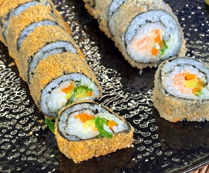 שני רולים של סושי בציפוי טמפורה