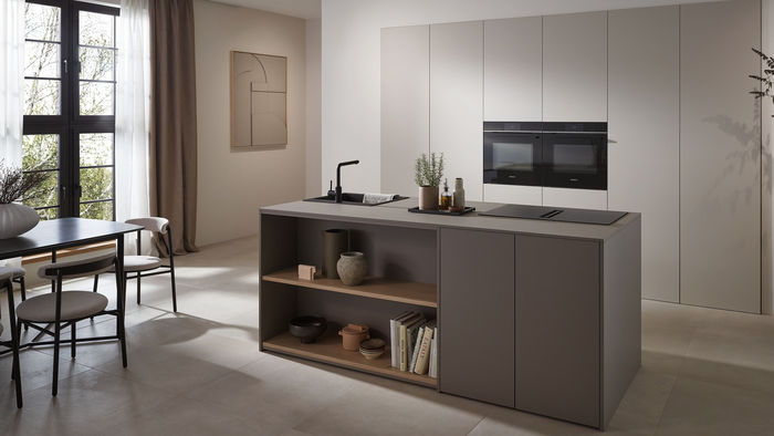 Siemens iQ700 Einbau-Back&ouml;fen integriert in eine dunkle K&uuml;chenzeile.