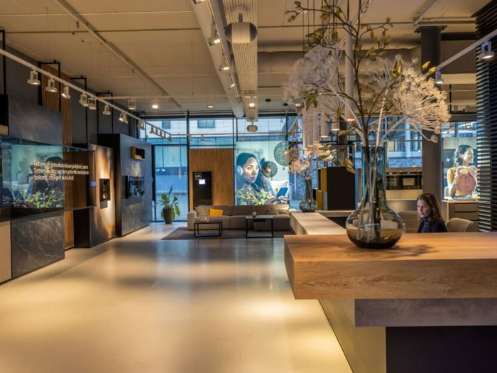 Grote ruime ruimte met infobalie en Siemens keukenapparatuur op de achtergrond  