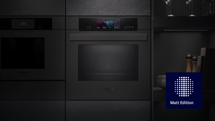 Siemens Backofen im eleganten Matt Design, nahtlos in eine moderne schwarze Küchenfront integriert.