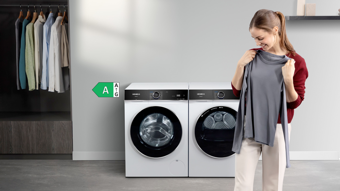 Siemens iQ700 Waschmaschine mit grauem Langarmshirt auf Bügel