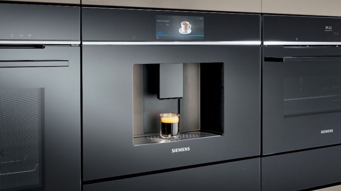 Macchina da caff&egrave; da incasso Siemens con display digitale e tazzina di espresso in preparazione