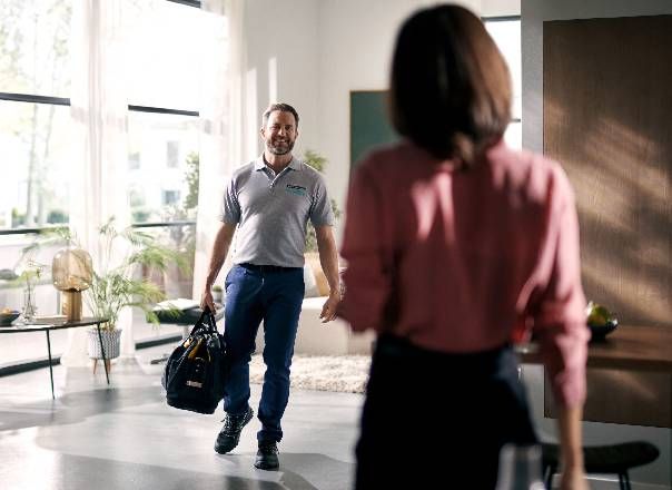 T&eacute;cnico de Siemens entrando en la casa de un cliente.