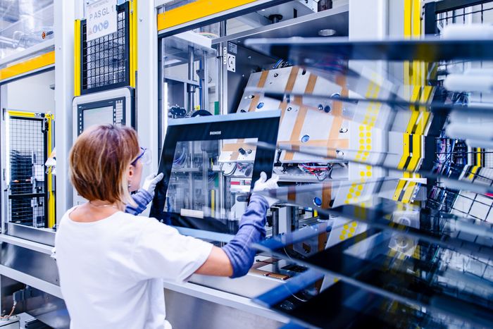 Serwisant stoi przy rozmontowanym piekarniku.