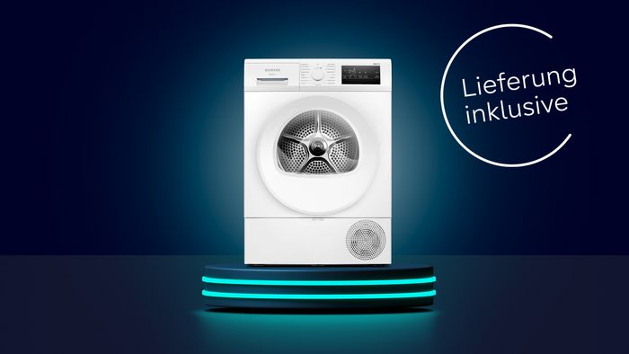 Dunkelblauer Raum mit erleuchtetem Podest, auf dem ein Siemens Trockner steht und der Hinweis, dass die Lieferung im Siemens Online Shop kostenlos ist