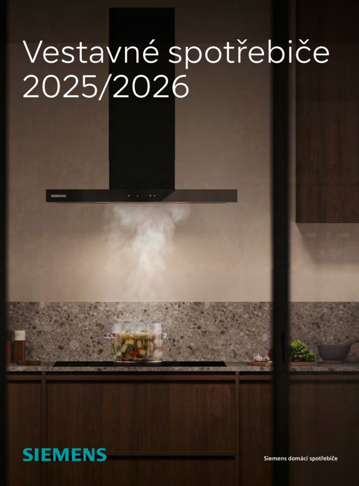 Modern&iacute; kuchyně s vestavěn&yacute;mi spotřebiči Siemens pro 2024/2025, s elegantn&iacute;mi čern&yacute;mi jednotkami a stylovou dřevěnou polic&iacute;. 